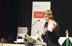 Sophia Wirsching präsentiert den KOK-Datenbericht zum Auftakt der KOK-Fachtagung 2021
