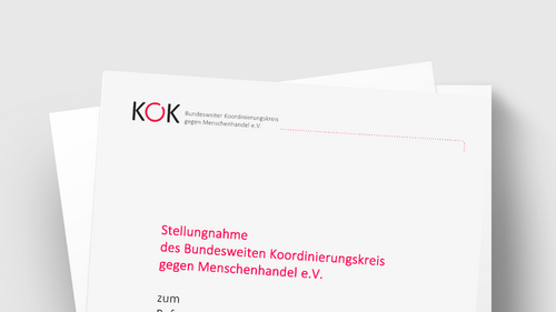Titelbild eines mehrseitigen Dokuments auf hellgrauem Hintergrund. Im Vordergrund liegt leicht schräg die Titelseite einer Stellungnahme des KOK (Bundesweiter Koordinierungskreis gegen Menschenhandel e.V.), dahinter sind weitere Seiten sichtbar. Auf der Titelseite stehen das KOK-Logo sowie der Titel: „Stellungnahme des Bundesweiten Koordinierungskreis gegen Menschenhandel e.V.“ Darunter folgt der Untertitel zum Referentenentwurf des Bundesministeriums der Justiz und für Verbraucherschutz für ein Gesetz zur Stärkung des zivilrechtlichen und strafrechtlichen Schutzes vor digitaler Gewalt.