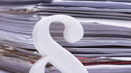 weißes Paragraph Zeichen vor einem großen Stapel Akten oder Papier