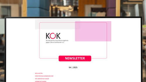 Computerbildschirm und Tastatur an einem Arbeitsplatz, auf dem Bildschirm sieht man die Newsletter-Seite des KOK mit dem Inhaltsverzeichnis des Newsletters