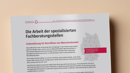 Eine Person hält ein Themenpapier des KOK in den Händen. Auf der Titelseite stehen Überschriften und kurze Texte zur Arbeit spezialisierter Fachberatungsstellen für Betroffene von Menschenhandel. Rechts oben ist eine Deutschlandkarte mit Punkten zu Standorten. Unten zeigt eine Grafik mit Puzzlefeldern verschiedene Angebote wie Krisenintervention, Unterbringung, psychosoziale Betreuung und rechtliche Unterstützung.