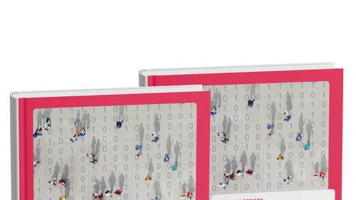 Zwei Buchcover des KOK-Datenberichts 2025. Links die deutsche Ausgabe mit dem Titel „Bericht des KOK e. V. 2025. Datenerhebung zu Menschenhandel und Ausbeutung in Deutschland“, rechts die englische Ausgabe „2025 KOK Report. Data Collection in the Context of Trafficking in Human Beings and Exploitation in Germany“. Beide mit grauer Fläche voller Nullen und Einsen im Hintergrund und kleinen Menschenfiguren in Bewegung.