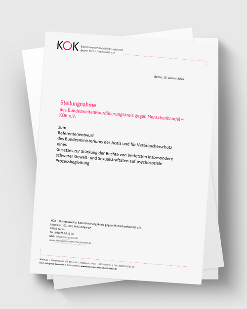 Alt-Text:  Gestapeltes Dokument mit KOK Logo. Sichtbar ist die Titelseite einer Stellungnahme des Bundesweiten Koordinierungskreis gegen Menschenhandel. Thema ist der Referentenentwurf des Bundesministeriums der Justiz zur St&auml;rkung der Rechte von Betroffenen schwerer Gewalt und Sexualstraftaten. Datum Berlin 15. Januar 2026.