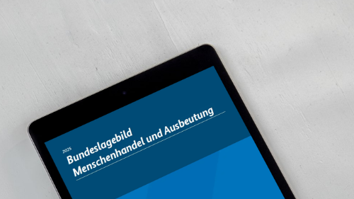 Ein Tablet liegt auf einer hellen Oberfläche und zeigt das Titelblatt des „Bundeslagebilds Menschenhandel und Ausbeutung 2025“ des Bundeskriminalamts (BKA). Das Cover ist in Blautönen gestaltet und trägt die Logos des Bundesministeriums des Innern und des BKA.