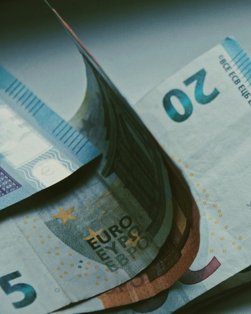 Ein Bündel Geldscheine liegt auf einem Tisch: zwei Zwanzig Euro Scheine, ein fünfzig Euro Schein, ein Fünf Euro Schein und im Anschnitt noch ein weiterer Zwanziger