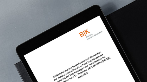 Tablet auf einem dunklen Untergrund zeigt die erste Seite der &sbquo;Stellungnahme des B&uuml;ndnisses Istanbul-Konvention (BIK) zur Antwort Deutschlands auf den Fragebogen zur Umsetzung der Empfehlungen des Ausschusses der Vertragsparteien vom 12. Dezember 2022&lsquo; vom M&auml;rz 2026.