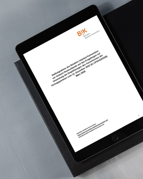 Tablet auf einem dunklen Untergrund zeigt die erste Seite der &sbquo;Stellungnahme des B&uuml;ndnisses Istanbul-Konvention (BIK) zur Antwort Deutschlands auf den Fragebogen zur Umsetzung der Empfehlungen des Ausschusses der Vertragsparteien vom 12. Dezember 2022&lsquo; vom M&auml;rz 2026.