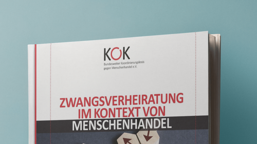 Abbildung des Covers einer KOK-Studie vor hellblauem Hintergrund. Oben befindet sich das Logo des Bundesweiten Koordinierungskreises gegen Menschenhandel e.V. Der Titel lautet: &bdquo;Zwangsverheiratung im Kontext von Menschenhandel&ldquo;. Im unteren Bereich zeigt das Cover eine Anordnung sechseckiger Holzpl&auml;ttchen mit Pfeilsymbolen. Einige Pl&auml;ttchen sind durch rote Linien verbunden, die einen vorgegebenen Weg markieren. Der Untertitel lautet: &bdquo;Eine vergleichende Analyse der Beratungspraxis zu Menschenhandels- und Zwangsverheiratungsf&auml;llen&ldquo;.