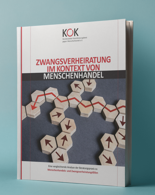 Abbildung des Covers einer KOK-Studie vor hellblauem Hintergrund. Oben befindet sich das Logo des Bundesweiten Koordinierungskreises gegen Menschenhandel e.V. Der Titel lautet: &bdquo;Zwangsverheiratung im Kontext von Menschenhandel&ldquo;. Im unteren Bereich zeigt das Cover eine Anordnung sechseckiger Holzpl&auml;ttchen mit Pfeilsymbolen. Einige Pl&auml;ttchen sind durch rote Linien verbunden, die einen vorgegebenen Weg markieren. Der Untertitel lautet: &bdquo;Eine vergleichende Analyse der Beratungspraxis zu Menschenhandels- und Zwangsverheiratungsf&auml;llen&ldquo;.