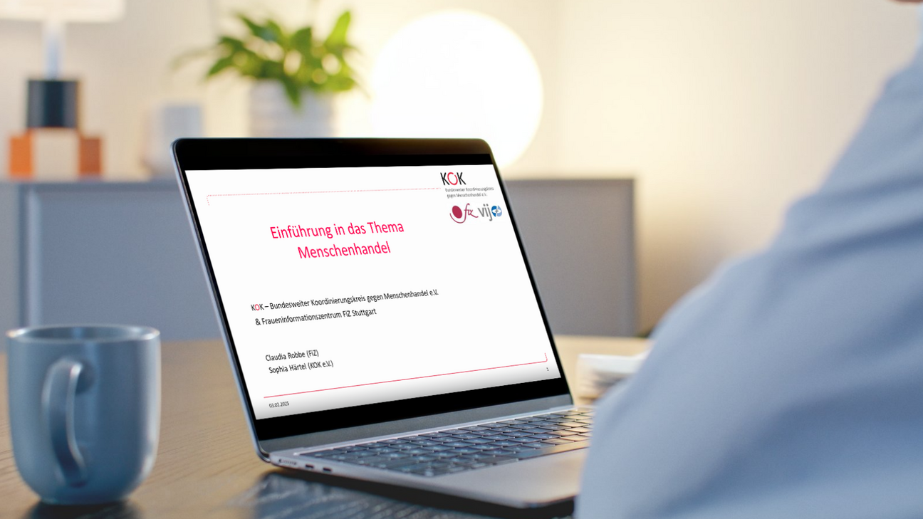 eine Person sitzt vor einem Laptop. Es ist die Startfolie einer Onlineschulung zu sehen: Einführung in das Phänomen Menschenhandel