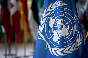 Nahansicht der Flagge der Vereinten Nationen