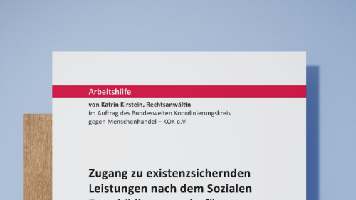 Titelseite einer deutschsprachigen Arbeitshilfe des Bundesweiten Koordinierungskreises gegen Menschenhandel (KOK e. V.) mit dem Titel ‚Zugang zu existenzsichernden Leistungen nach dem Sozialen Entschädigungsrecht für Betroffene von Menschenhandel‘ vor blauem Hintergrund, daneben ein Bleistift.