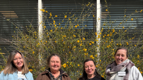 Auf dem Foto sind vier Personen vor einem Geb&auml;ude zu sehen. Vier der f&uuml;nf Vorstandsfrauen des KOK, von links nach rechts: Adina Schwartz, Andrea Hitzke, Sabrina Burkhardt, Margarete Mureșan