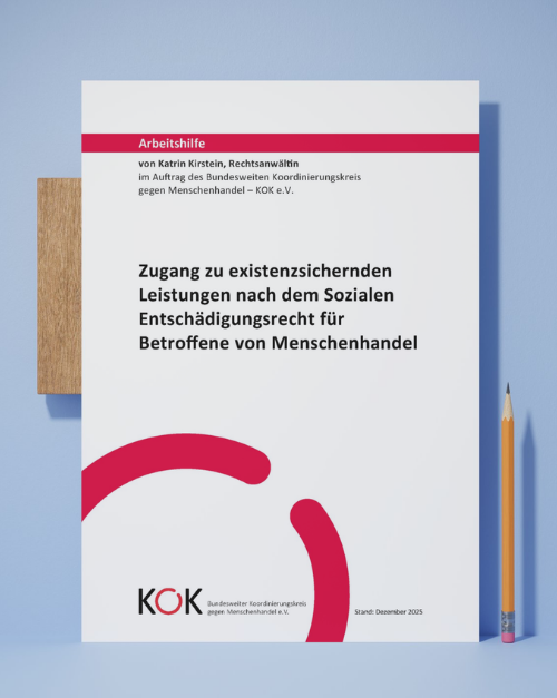 Titelseite einer deutschsprachigen Arbeitshilfe des Bundesweiten Koordinierungskreises gegen Menschenhandel (KOK e. V.) mit dem Titel &sbquo;Zugang zu existenzsichernden Leistungen nach dem Sozialen Entsch&auml;digungsrecht f&uuml;r Betroffene von Menschenhandel&lsquo; vor blauem Hintergrund, daneben ein Bleistift.