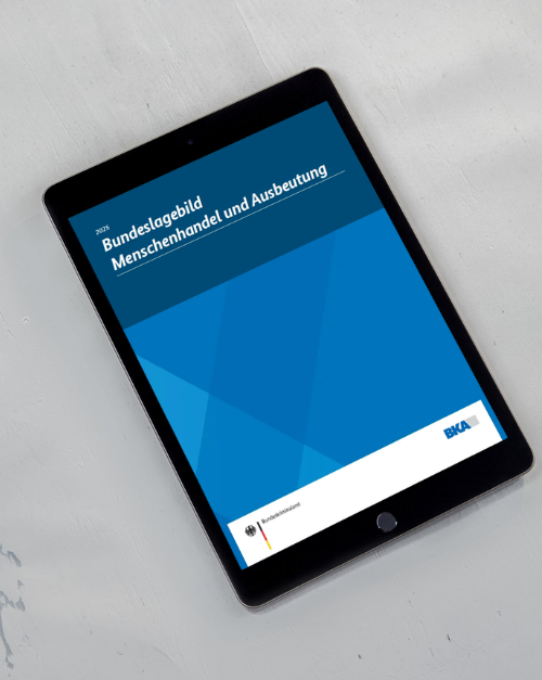 Ein Tablet liegt auf einer hellen Oberfl&auml;che und zeigt das Titelblatt des &bdquo;Bundeslagebilds Menschenhandel und Ausbeutung 2025&ldquo; des Bundeskriminalamts (BKA). Das Cover ist in Blaut&ouml;nen gestaltet und tr&auml;gt die Logos des Bundesministeriums des Innern und des BKA.