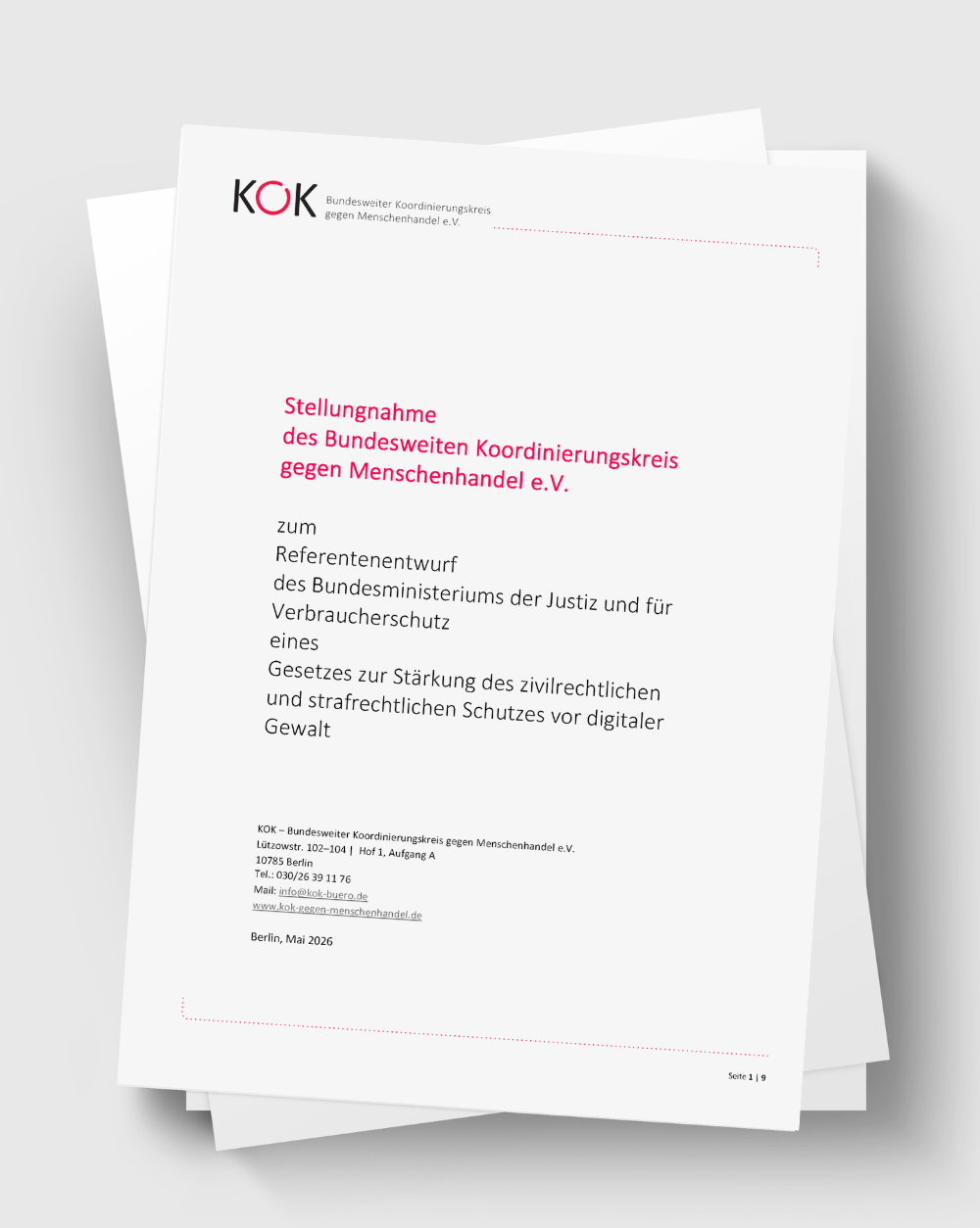 Titelbild eines mehrseitigen Dokuments auf hellgrauem Hintergrund. Im Vordergrund liegt leicht schr&auml;g die Titelseite einer Stellungnahme des KOK (Bundesweiter Koordinierungskreis gegen Menschenhandel e.V.), dahinter sind weitere Seiten sichtbar. Auf der Titelseite stehen das KOK-Logo sowie der Titel: &bdquo;Stellungnahme des Bundesweiten Koordinierungskreis gegen Menschenhandel e.V.&ldquo; Darunter folgt der Untertitel zum Referentenentwurf des Bundesministeriums der Justiz und f&uuml;r Verbraucherschutz f&uuml;r ein Gesetz zur St&auml;rkung des zivilrechtlichen und strafrechtlichen Schutzes vor digitaler Gewalt.